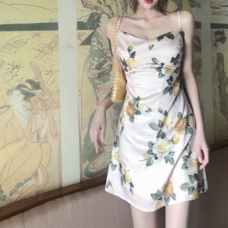 Đầm hai dây ôm eo đính hoa hồng