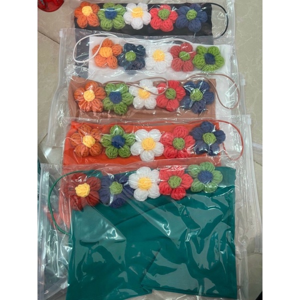 Áo croptop 2 dây đen trắng đính bông hoa len nhiều màu sắc