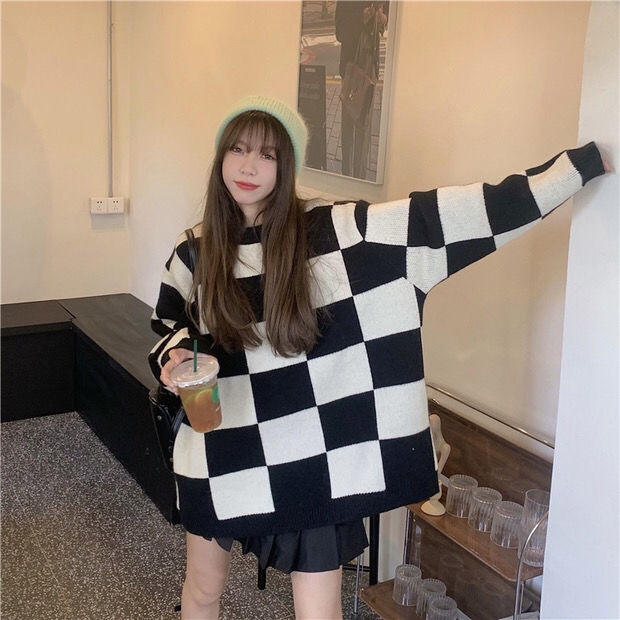 Áo len dáng rộng họa tiết bàn cờ mới cho nữ