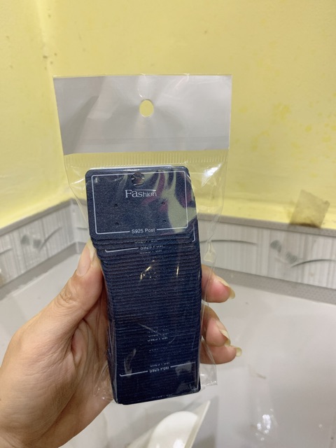 Thẻ nhựa treo hoa tai có gờ móc