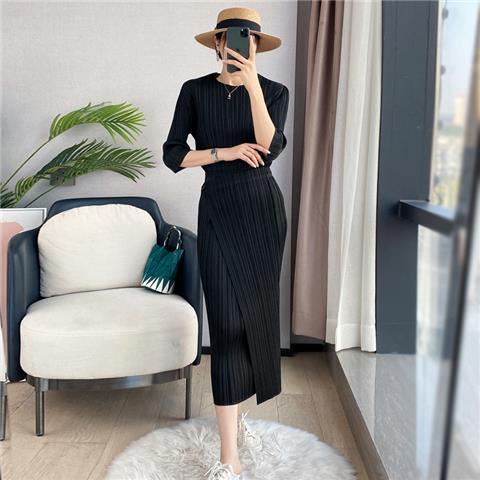 Bộ áo kèm chân váy xếp ly dáng ôm phong cách mùa xuân thời trang cho nữ