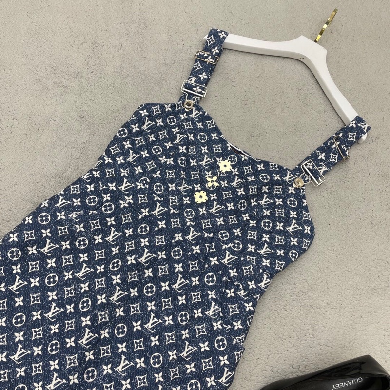 Váy yếm denim hoạ tiết logo thương hiệu Louis Vuitton LV cao cấp xuân hè 2022