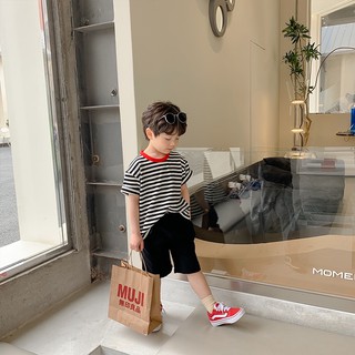 Áo phông kẻ đen trắng cổ đỏ