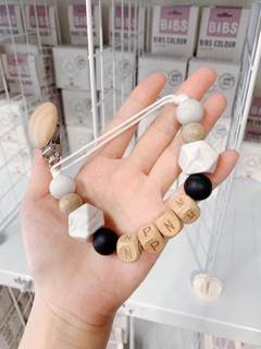 Dây đeo ti ngậm, gặm nướu theo tên bé