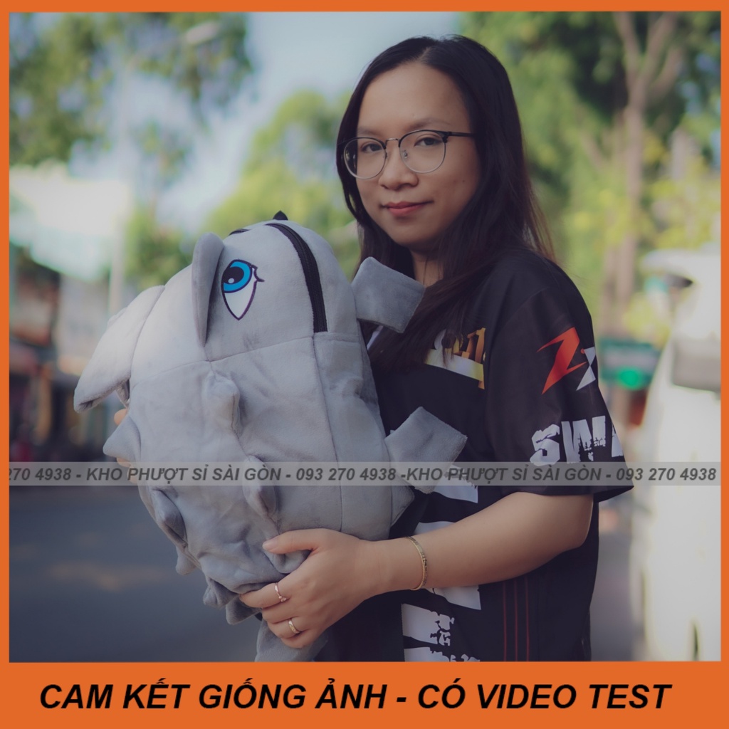 CÓ VIDEO - Balo khủng long đựng mũ bảo hiểm vải nhung màu đỏ lông mịn đi phượt - Balo khủng long giá rẻ