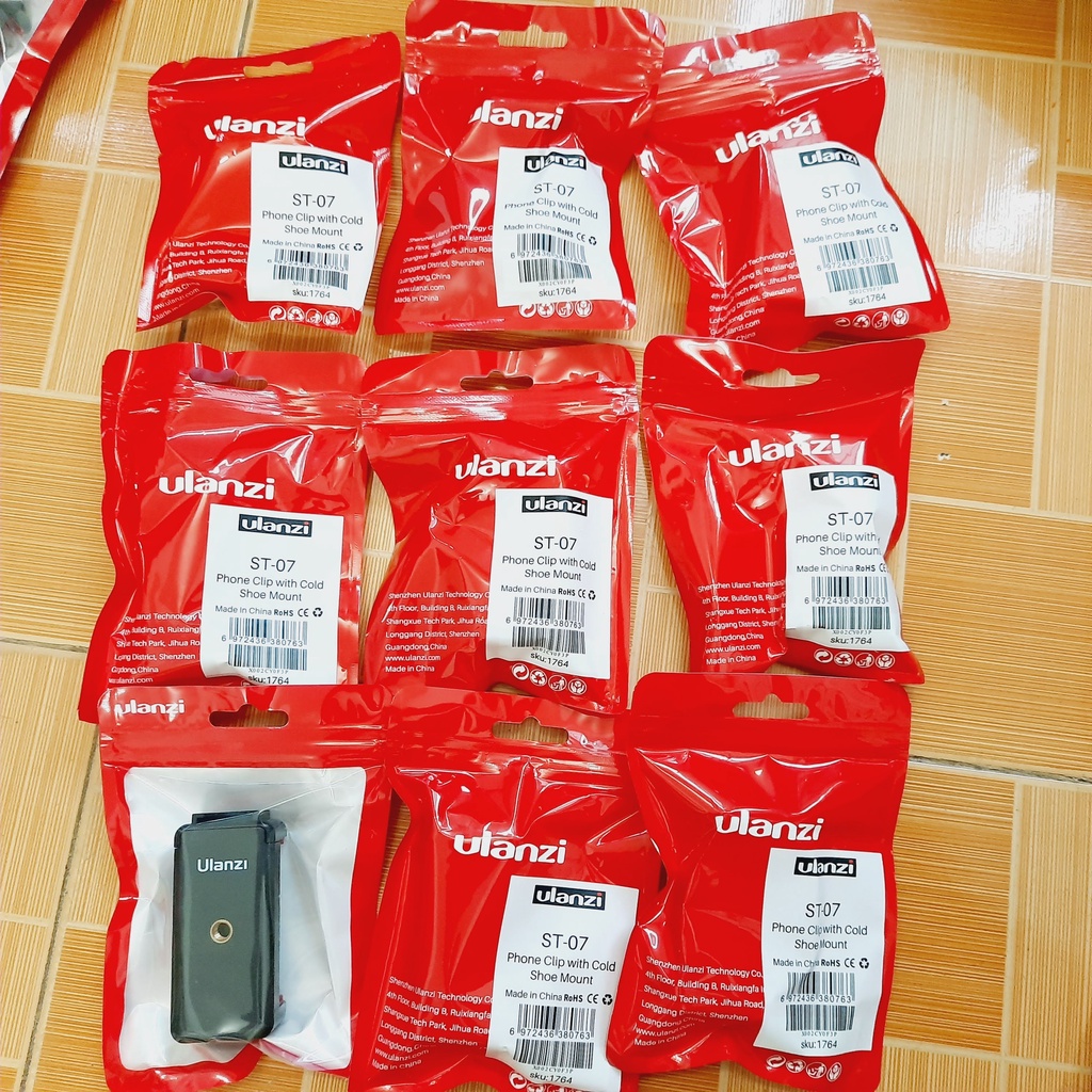 Kẹp điện thoại Ulanzi ST-10 có khe gắn đèn, micro và phụ kiện , Gắn Tripod Chuẩn Ren 1/4 Inch