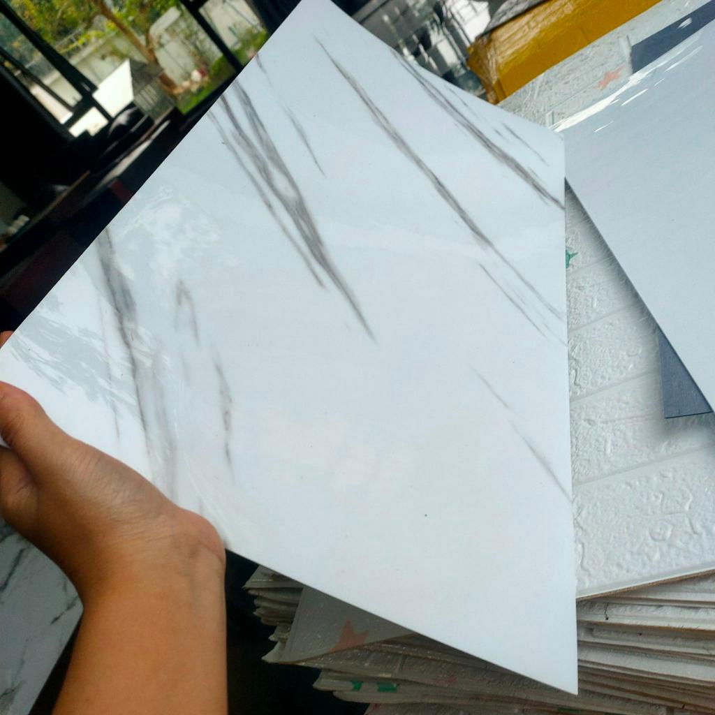 Miếng PVC Dán Tường Giả Gạch Men Bóng kính sẵn keo tự bóc dán
