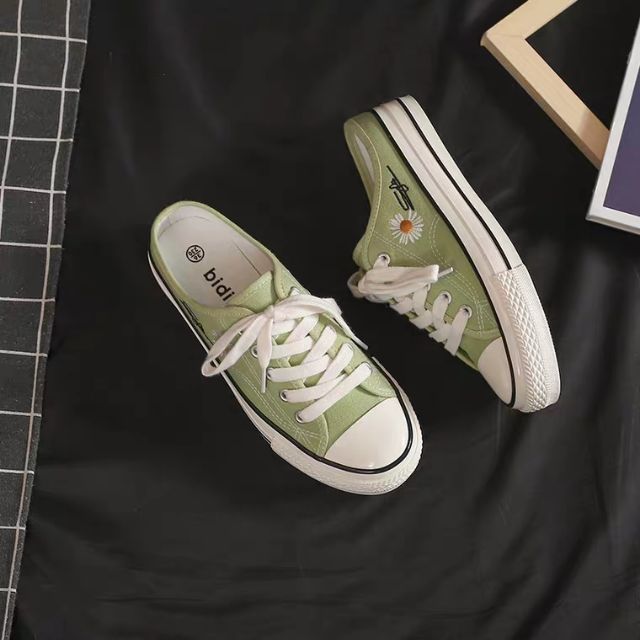 WAMT10K - giảm 10k cho đơn bất kì Giày sục thể thao nữ thêu hoa cúc kèm chữ ký A333 | BigBuy360 - bigbuy360.vn