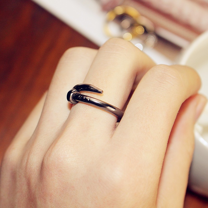 Nhẫn unisex hình đinh nhiều màu