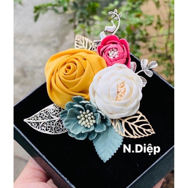 Cụm hoa cài áo nhiều màu siêu xinh