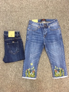 Quần jeans lững thêu hoa