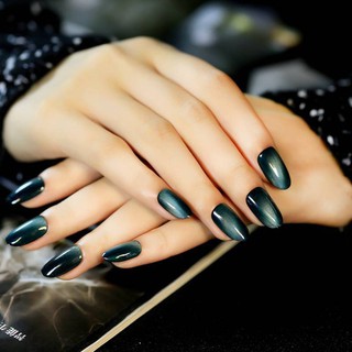 Nam châm đen hơ mắt mèo
