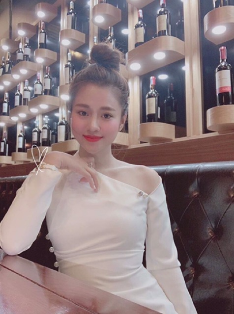 [ Mặc là xinh] Sơ mi lệch vai nhún eo đính cúc Ng.o.c | BigBuy360 - bigbuy360.vn