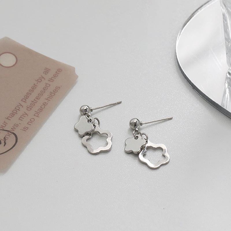 Bông Tai Hình Hoa Nhỏ Dáng Ngắn Màu Bạc Xinh Xắn Thời Trang Cho Nữ