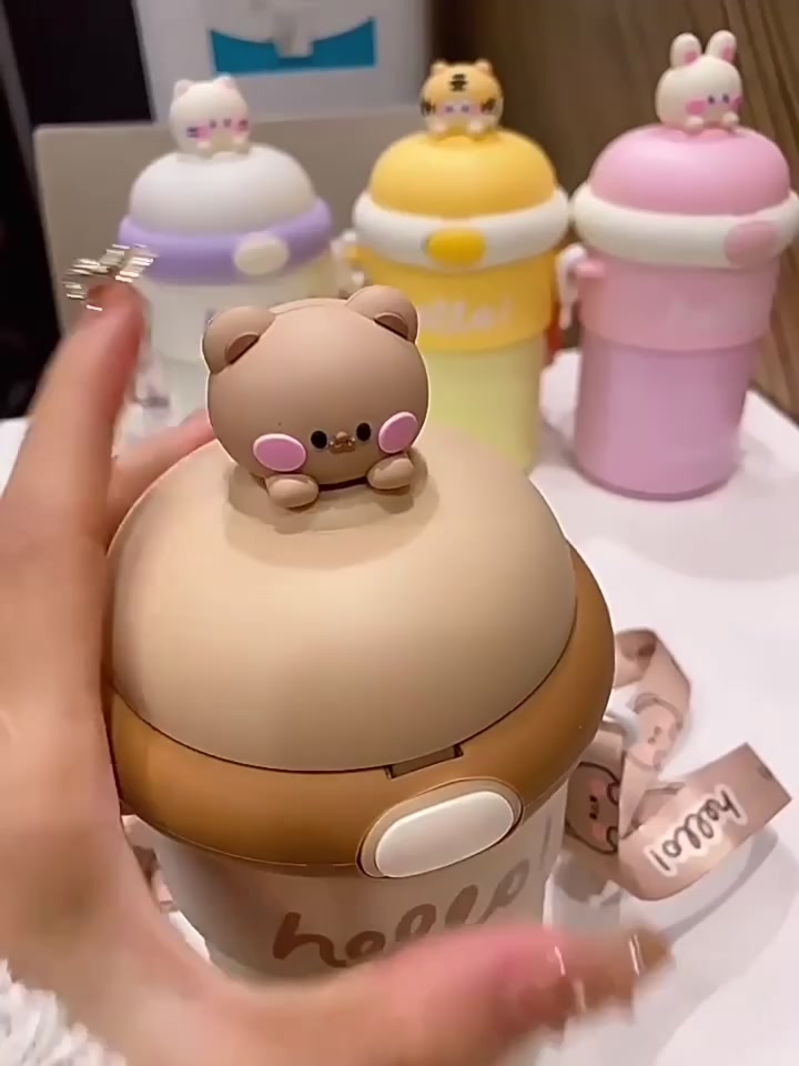 Bình nước thủy tinh bọc nhựa giữ nhiệt 450ml có ống hút dây đeo tiện lợi, nắp thú dễ thương BN26 | BigBuy360 - bigbuy360.vn