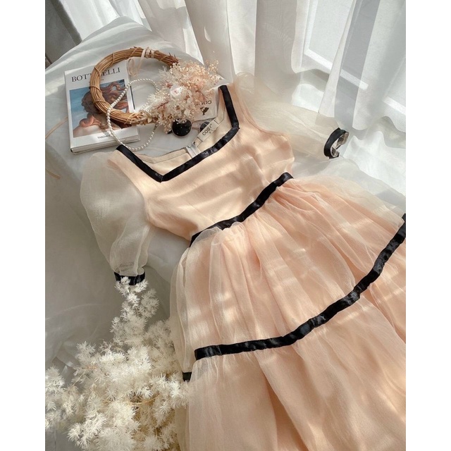 Đầm xoè viền cổ u