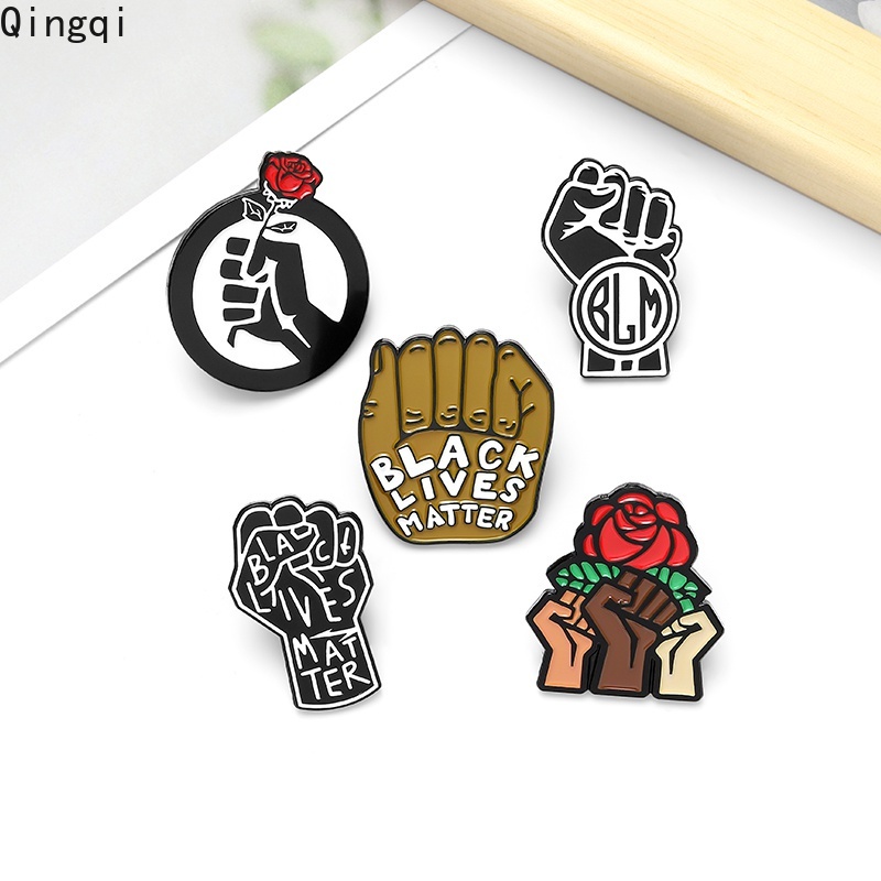 Huy Hiệu Cài Áo Miss Zoe Kim Loại Tráng Men Hình Lives Matter Đen