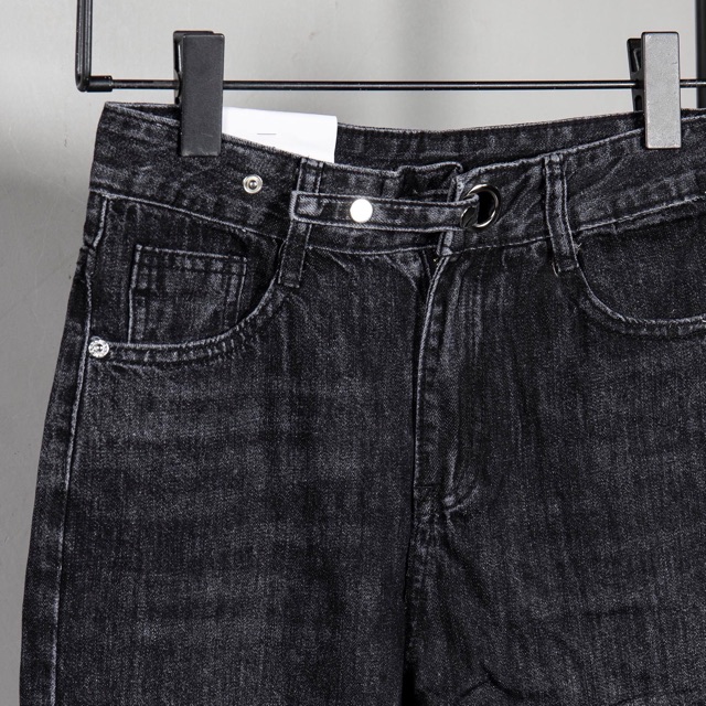 Quần jeans xám thụng