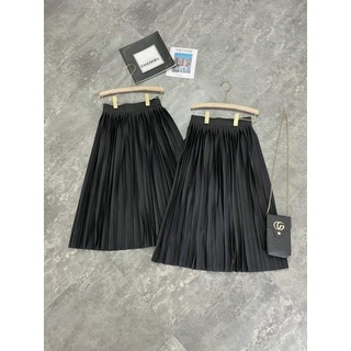 Chân váy xếp ly đen xoè dài qua gối hách dáng thần thánh dễ mix đồ