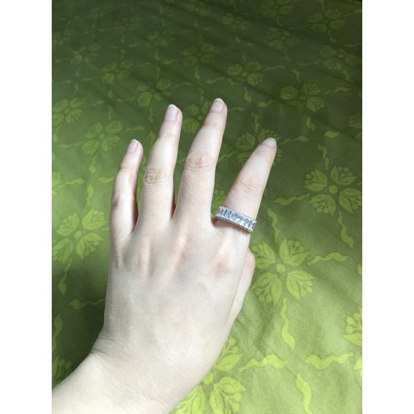 Nhẫn 9 viên đá ngang siêu sáng, cạnh nạm đá cz nhỏ bạc thật phủ vàng trắng sang trọng