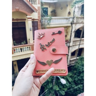 Bao da hộ chiếu có khuy bấm gắn tên và 2 charm