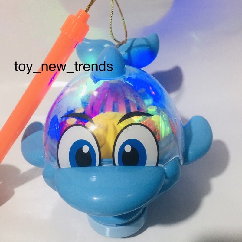 Lồng đèn trung thu cá  nhiều  màu.Đồ  chơi  chạy pin AAA, có nhạc, đèn led,có thể di chuyển.Đèn có tay cầm, màu sắc nét