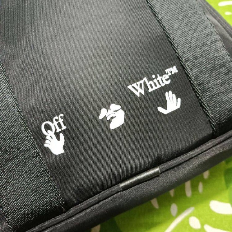 Túi đeo chéo Off White hands off logo crossbody bag ss22