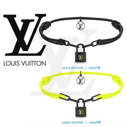 Vòng Tay Chất Liệu Titan Màu Đen Phối Khóa Louis Vuitton 2022