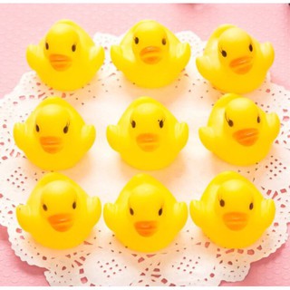 Đàn vịt 4 con thả bồn tắm cho bé