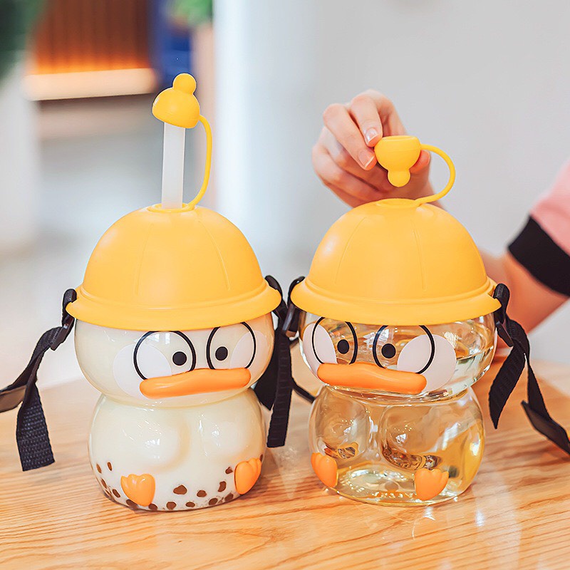 Bình đựng nước nhựa dễ thương hình chú vịt cute 1200ml chịu nhiệt 100 độ có ống hút cho bé