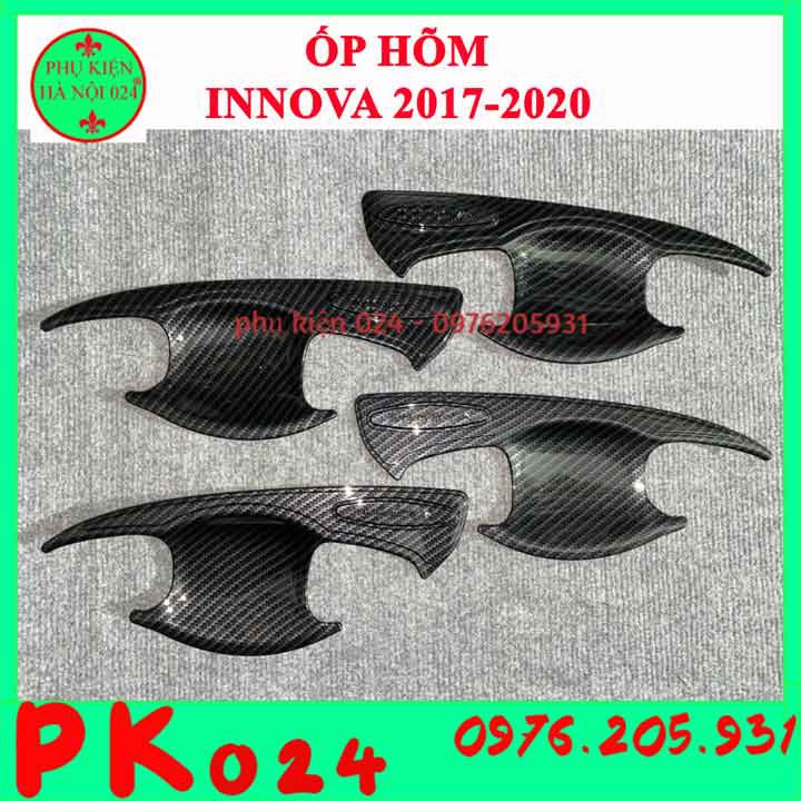 Ốp tay hõm cửa Innova 2017-2020 vân cacbon chống trầy làm đẹp xe