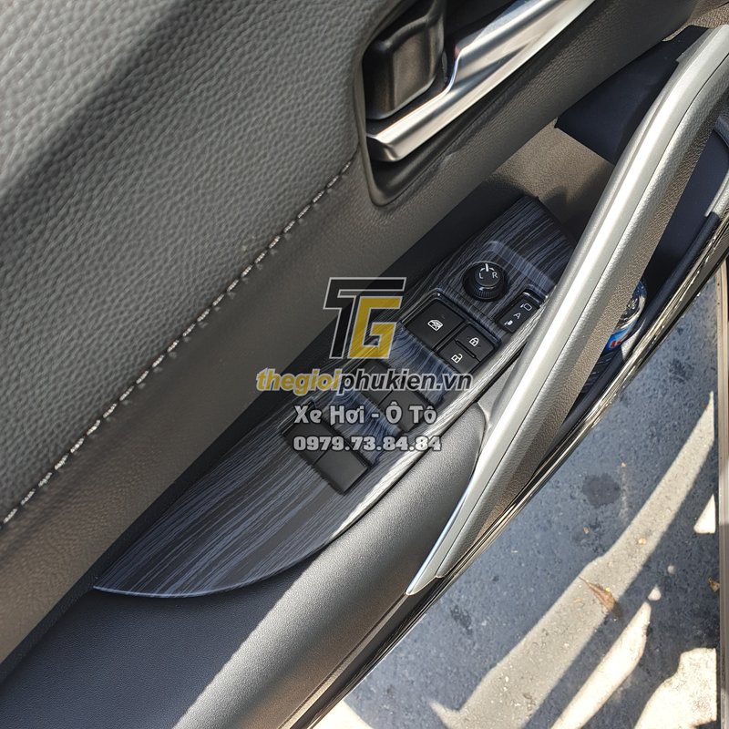 Ốp nội thất vân Gỗ cho Toyota Corolla Cross chất liệu nhựa ABS cao cấp