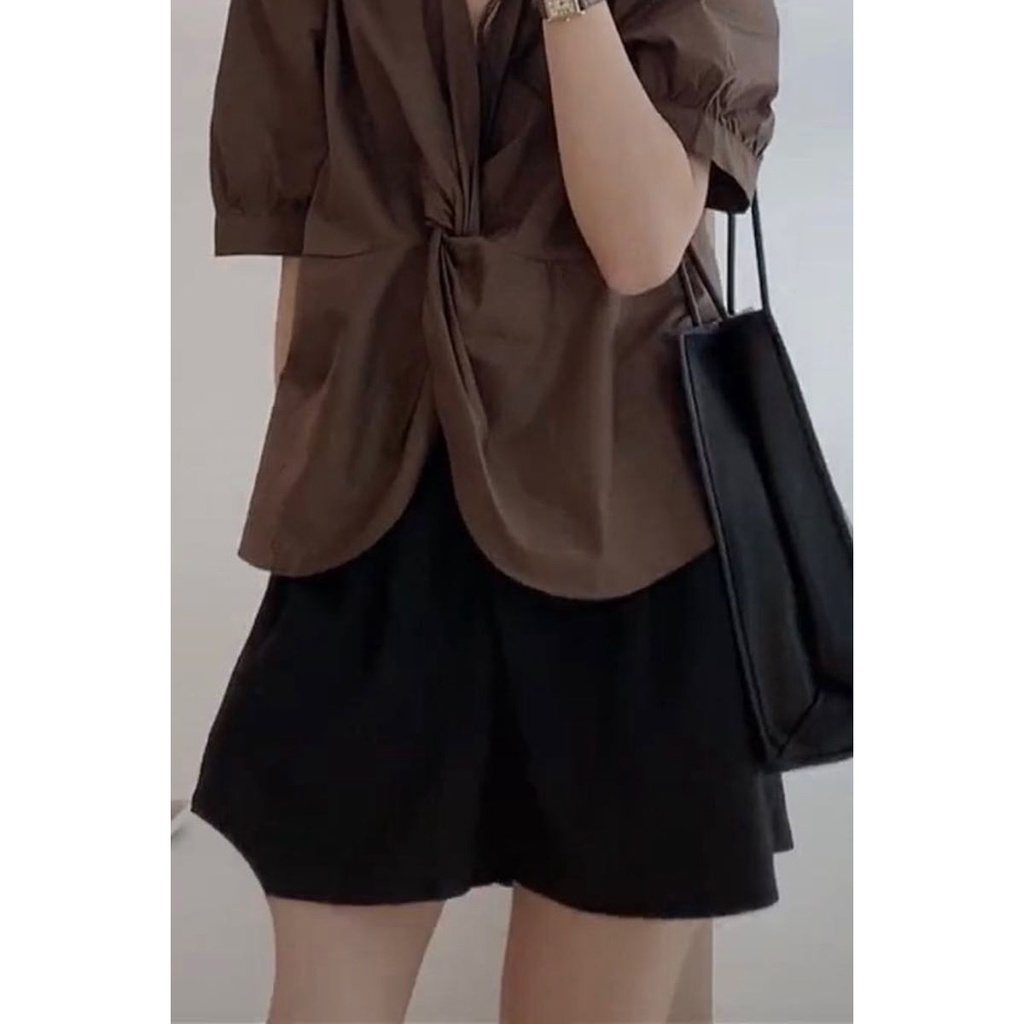 Bộ đồ hai mảnh áo cổ chữ V và quần