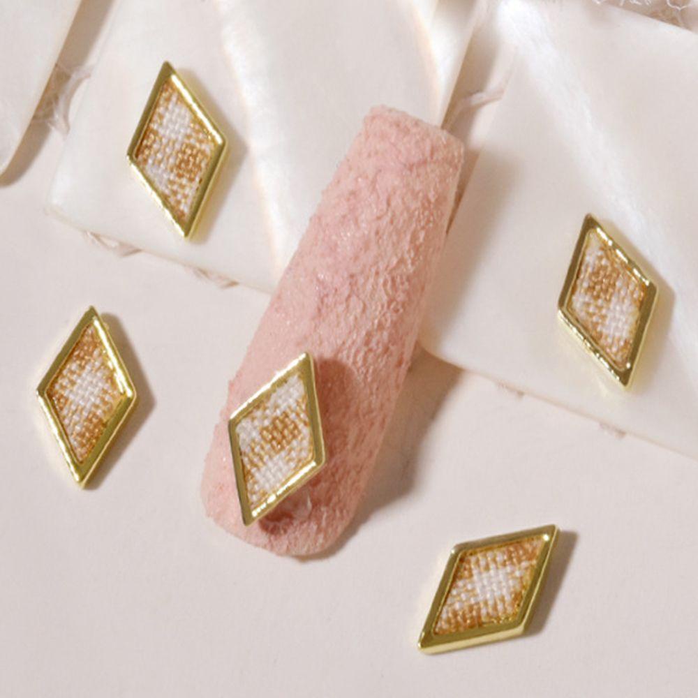 Phụ Kiện Trang Trí Móng Tay Hình Trái Tim Màu Trắng Đen Thời Trang