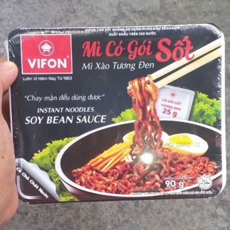 MÌ XÀO KHAY CÓ GÓI SỐT MÌ TƯƠNG ĐEN /Spaghetti ( có thể ăn chay)
