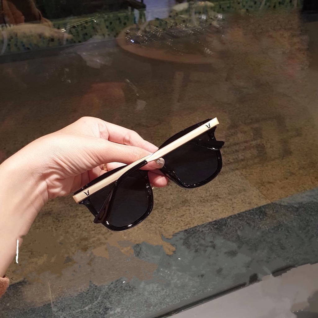 Kính Mát Nữ Thời Trang Thiết Kế Gọng Vàng Sang Trọng Quý Phái Tròng Mắt Màu Đen Huyền Bí