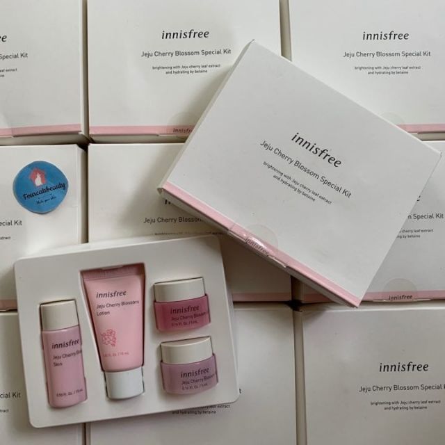 Bộ Dưỡng Dưỡng Ẩm Và Nâng Tông Da Sáng Innisfree Jeju Cherry Blossom Special Kit Mini