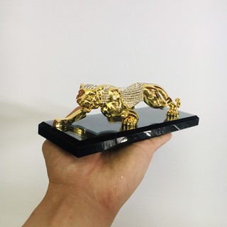 Nước hoa con báo đặt trên mặt taplo
