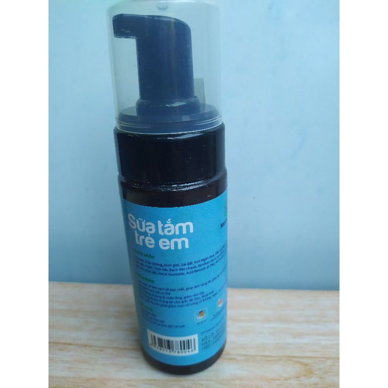 Sữa tắm gội trẻ sơ sinh và trẻ em Thảo mộc Momcare 150ml