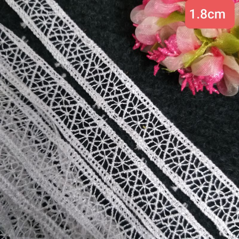 Ren thêu chỉ bóng  , màu trắng sáng , size 1.8cm đến 3.5cm.