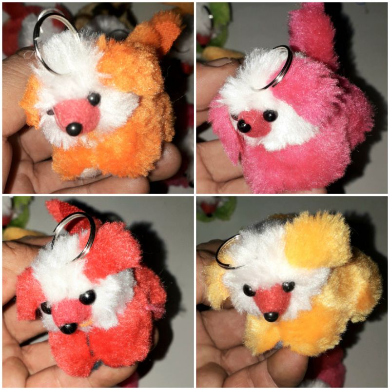 Một chú chó móc khóa mini nhồi bông kích thước 6cm x 6cm x 4cm nhà làm