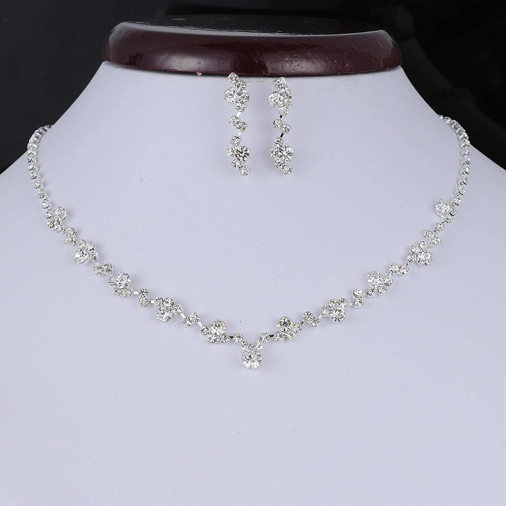 Bộ dây chuyền và khuyên tai đính đá pha lê