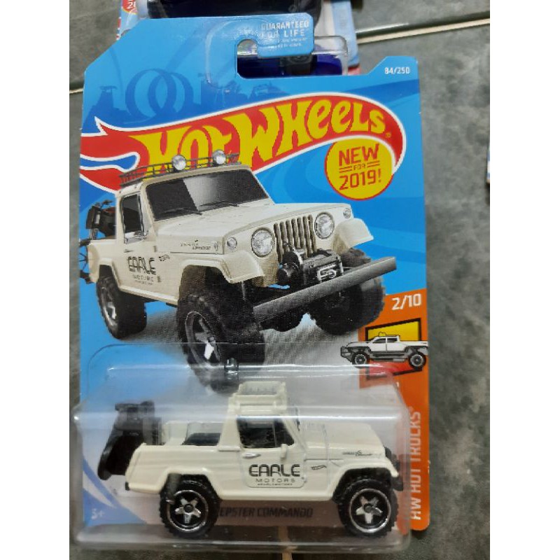 xe Hot Wheels 1967 Jeepster trắng , hàng hiếm