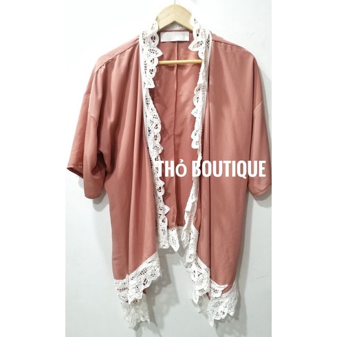 Áo khoác cardigan/blazer TWO KEYS lụa dáng kimono tay lỡ màu cam đất viền ren lá trắng kem