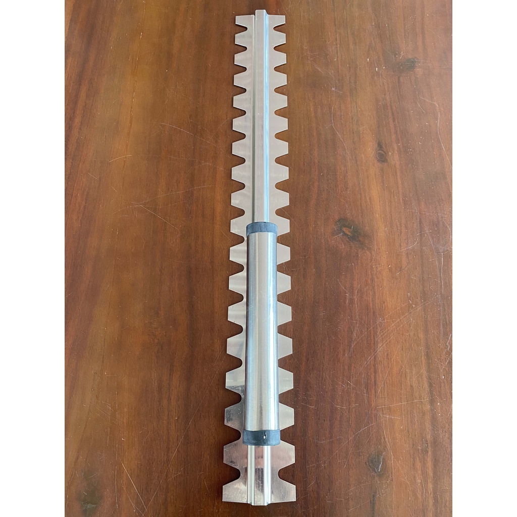 BÀN GẠT KEO (hồ dầu) RĂNG CƯA LÀM BẰNG INOX KHÔNG RỈ SIÊU BỀN, RỘNG 7CM,DÀI 60CM,RĂNG SÂU 1,5CM CHUYÊN DÙNG LÁT GẠCH NỀN
