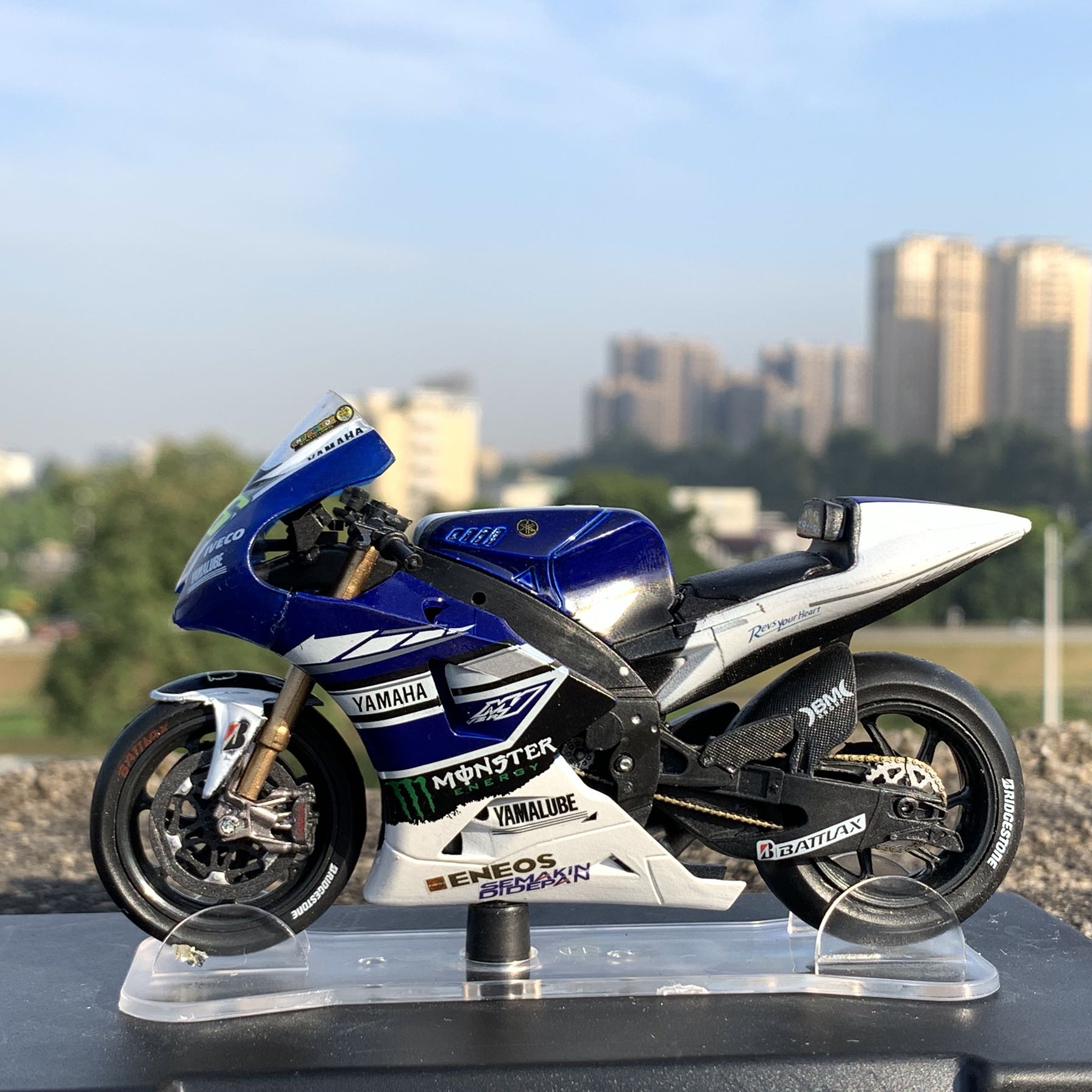 Mô Hình Xe Mô Tô Yamaha Moto Gp M1 99 Dài 11.5 cm Tỉ Lệ 1: 18