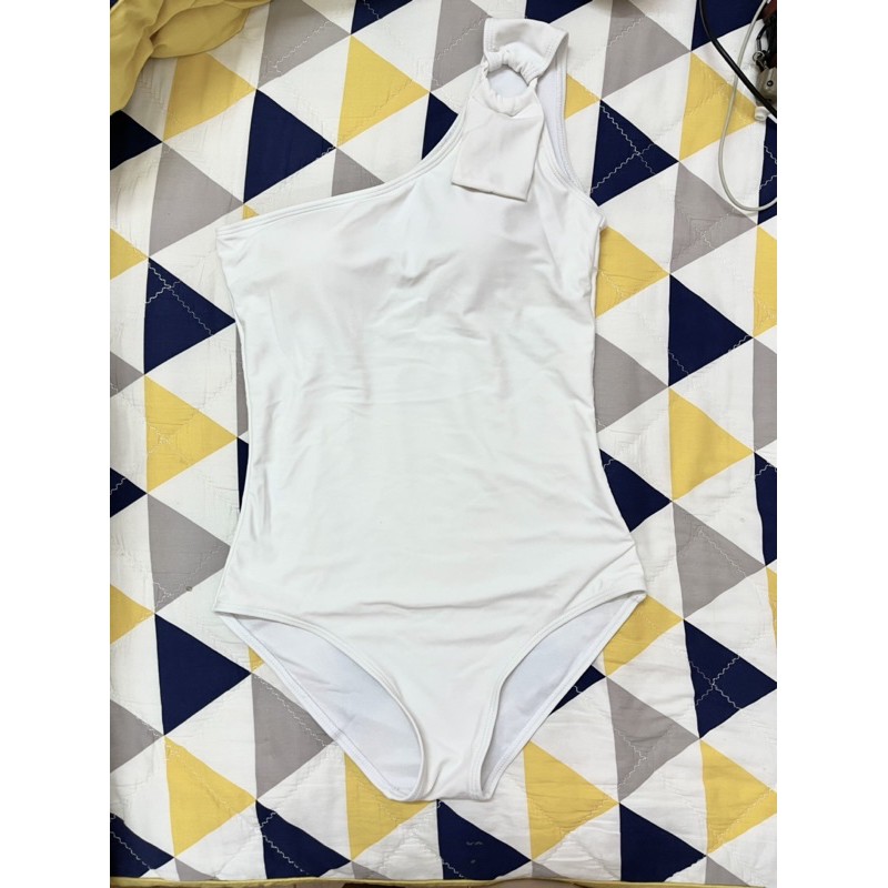 Đồ bơi swim suit 1 mảnh màu trắng lệch vai kiểu hàn quốc | BigBuy360 - bigbuy360.vn