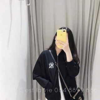 Áo khoác nhẹ màu đen duy nhất macej xinh lắm ạ. Chất uni cụec mịn và đẹp ạ. Hàng qc l1😍😍😍😍😍😍😍😍😍😍😍😍😍😍😍😍😍