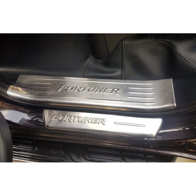 Ốp nẹp viền bậc cửa Toyota Fortuner