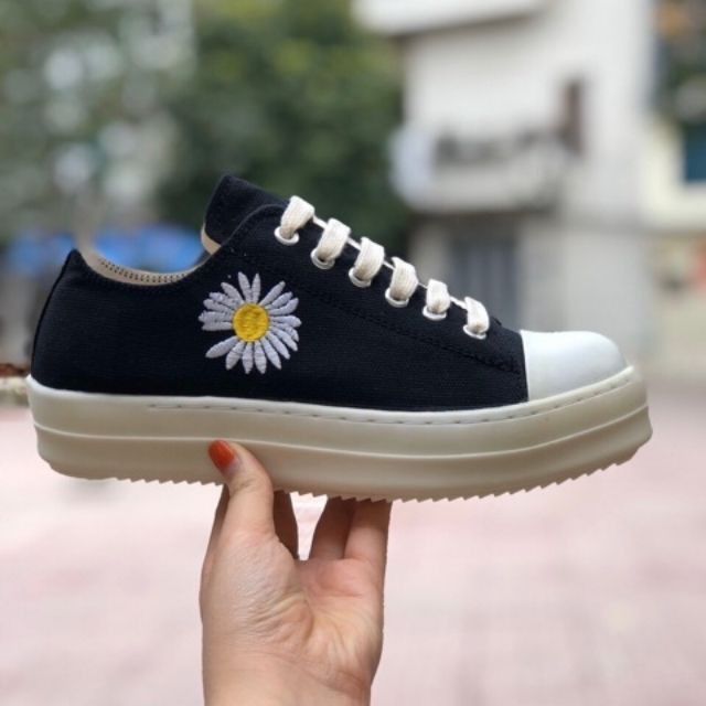 (XẢ KHO) Giầy nữ sneaker r-o hoa cúc trắng đế thơm
